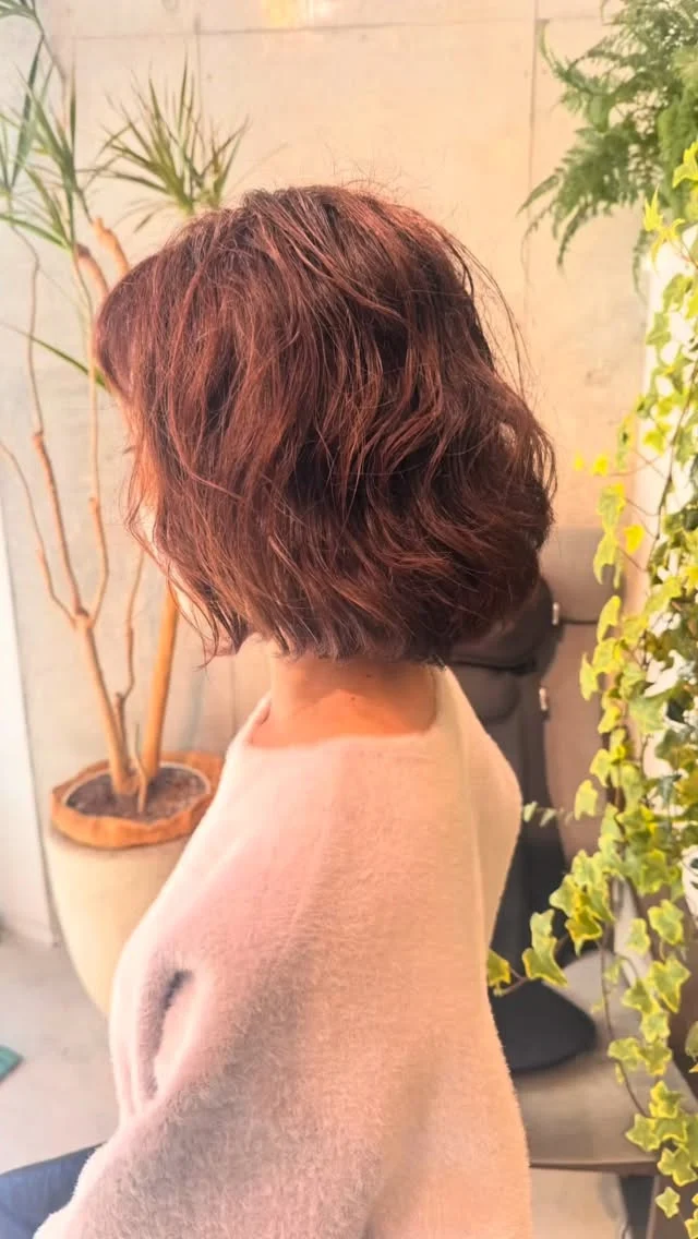 #dudeyokohama #villalodola 

地毛を活かしたウェーブスタイル✨
カラーは髪と肌に優しい成分のカラーで艶やかな大人女性好みのカラーに仕上げました✨✨

#個人サロン
#1人サロン
#Dude☺︎Yokohama
#DudeYokohama 
#横浜西口プライベートサロン 
#横浜西口美容室
#横浜西口ショートボブ
#白髪染め
#ショートヘアー
#ショートスタイル　
#似合うショートヘア　
#じっくりとお話聴きます 
#english
#艶やかな白髪染め
#メンズショート髪型 
#ツーブロックヘア 
#ヘアカタログ 
#ヘアースタイル 
#大人ショート 
#プライベートサロン
#フェードカット 
#30代ヘアースタイル
#40代ヘアースタイル
#50代ヘアースタイル
#60代ヘアスタイル
#70代ヘアースタイル
#ヴィラロドラ 
#villalodolacolor